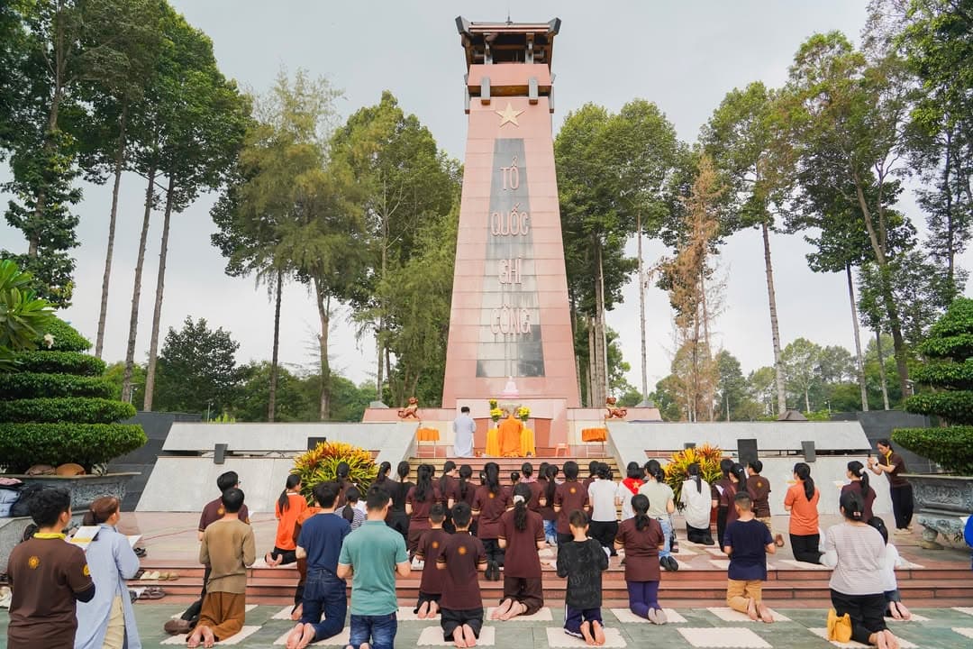 HÀNH TRÌNH VỀ NGUỒN: VIẾNG NGHĨA TRANG LIỆT SĨ VÀ THAM QUAN ĐỊA ĐẠO CỦ CHI (19/04/2026) — hình 2