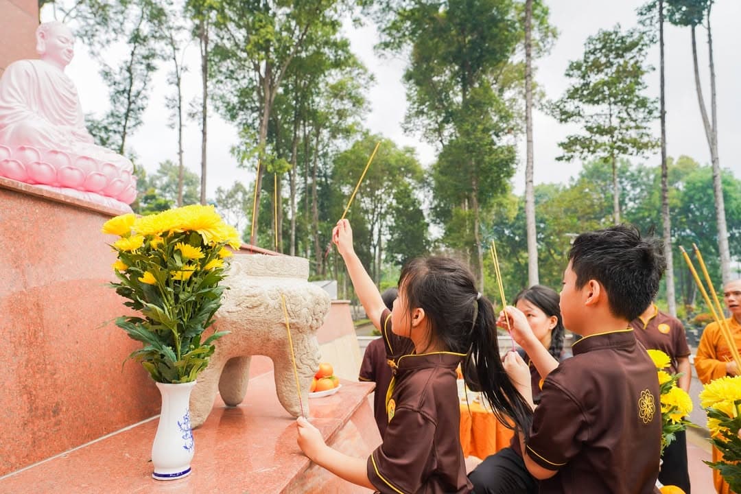 HÀNH TRÌNH VỀ NGUỒN: VIẾNG NGHĨA TRANG LIỆT SĨ VÀ THAM QUAN ĐỊA ĐẠO CỦ CHI (19/04/2026) — hình 3