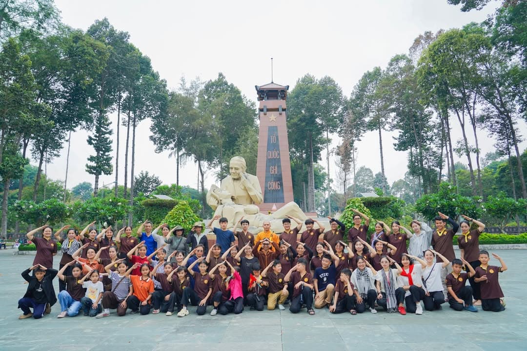 HÀNH TRÌNH VỀ NGUỒN: VIẾNG NGHĨA TRANG LIỆT SĨ VÀ THAM QUAN ĐỊA ĐẠO CỦ CHI (19/04/2026) — hình 4