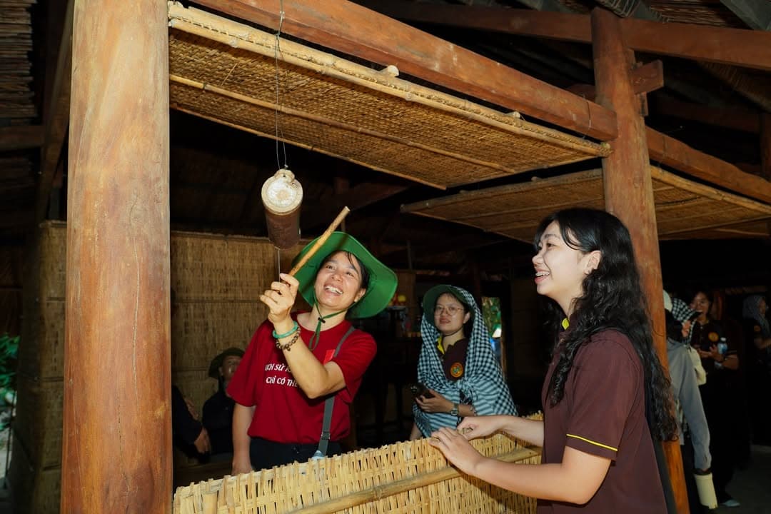 HÀNH TRÌNH VỀ NGUỒN: VIẾNG NGHĨA TRANG LIỆT SĨ VÀ THAM QUAN ĐỊA ĐẠO CỦ CHI (19/04/2026) — hình 5