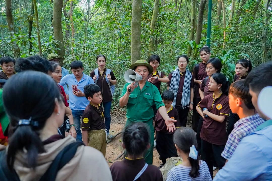 HÀNH TRÌNH VỀ NGUỒN: VIẾNG NGHĨA TRANG LIỆT SĨ VÀ THAM QUAN ĐỊA ĐẠO CỦ CHI (19/04/2026) — hình 6