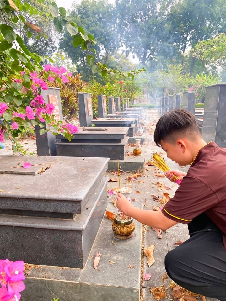 HÀNH TRÌNH VỀ NGUỒN: VIẾNG NGHĨA TRANG LIỆT SĨ VÀ THAM QUAN ĐỊA ĐẠO CỦ CHI (19/04/2026) — hình 7
