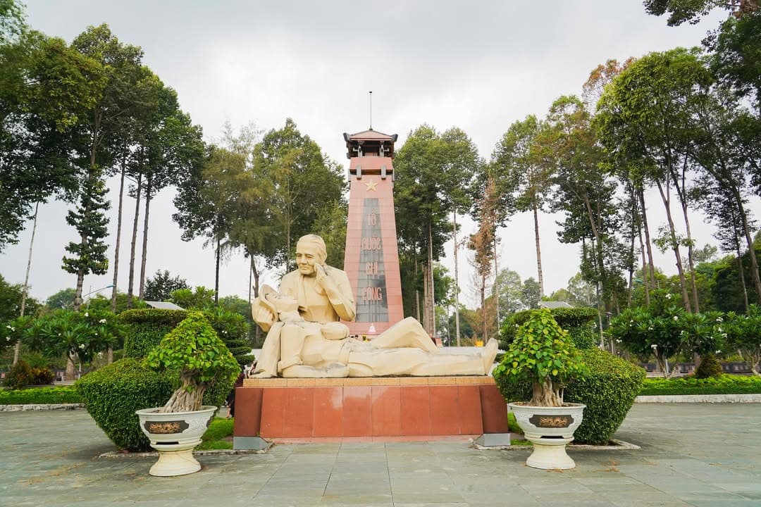 HÀNH TRÌNH VỀ NGUỒN: VIẾNG NGHĨA TRANG LIỆT SĨ VÀ THAM QUAN ĐỊA ĐẠO CỦ CHI (19/04/2026) — hình 11