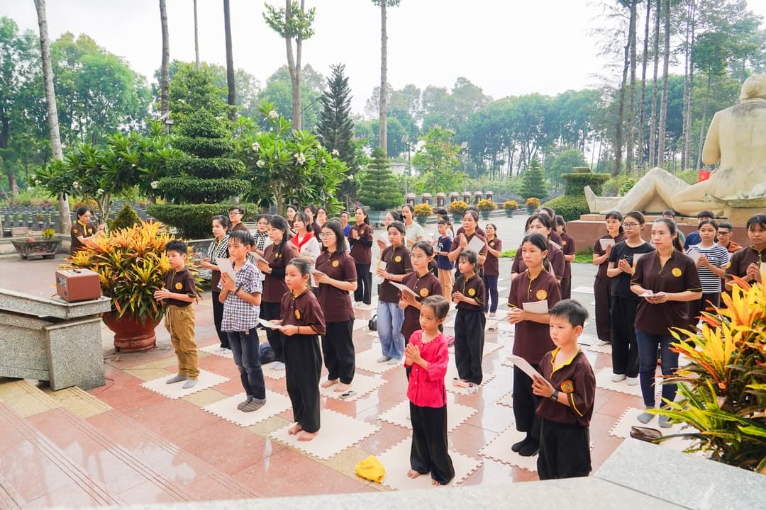 HÀNH TRÌNH VỀ NGUỒN: VIẾNG NGHĨA TRANG LIỆT SĨ VÀ THAM QUAN ĐỊA ĐẠO CỦ CHI (19/04/2026) — hình 12