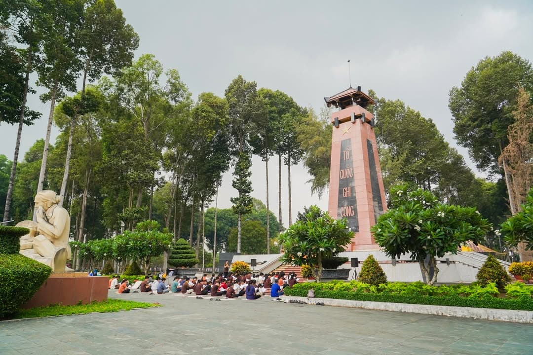 HÀNH TRÌNH VỀ NGUỒN: VIẾNG NGHĨA TRANG LIỆT SĨ VÀ THAM QUAN ĐỊA ĐẠO CỦ CHI (19/04/2026) — hình 19
