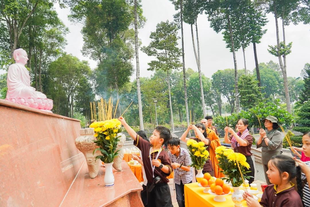 HÀNH TRÌNH VỀ NGUỒN: VIẾNG NGHĨA TRANG LIỆT SĨ VÀ THAM QUAN ĐỊA ĐẠO CỦ CHI (19/04/2026) — hình 27