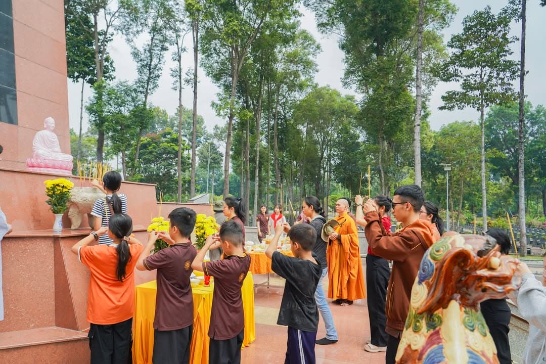 HÀNH TRÌNH VỀ NGUỒN: VIẾNG NGHĨA TRANG LIỆT SĨ VÀ THAM QUAN ĐỊA ĐẠO CỦ CHI (19/04/2026) — hình 29