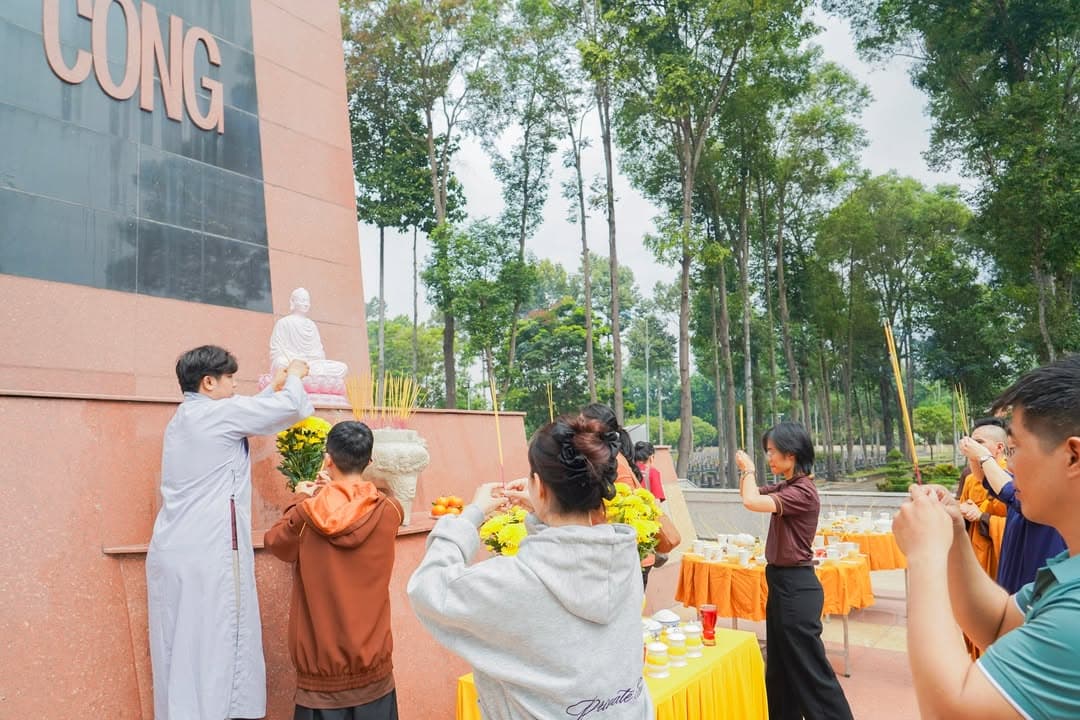 HÀNH TRÌNH VỀ NGUỒN: VIẾNG NGHĨA TRANG LIỆT SĨ VÀ THAM QUAN ĐỊA ĐẠO CỦ CHI (19/04/2026) — hình 31