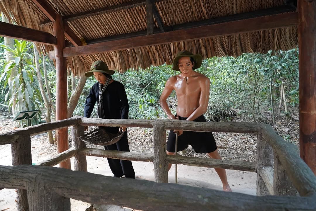 HÀNH TRÌNH VỀ NGUỒN: VIẾNG NGHĨA TRANG LIỆT SĨ VÀ THAM QUAN ĐỊA ĐẠO CỦ CHI (19/04/2026) — hình 51