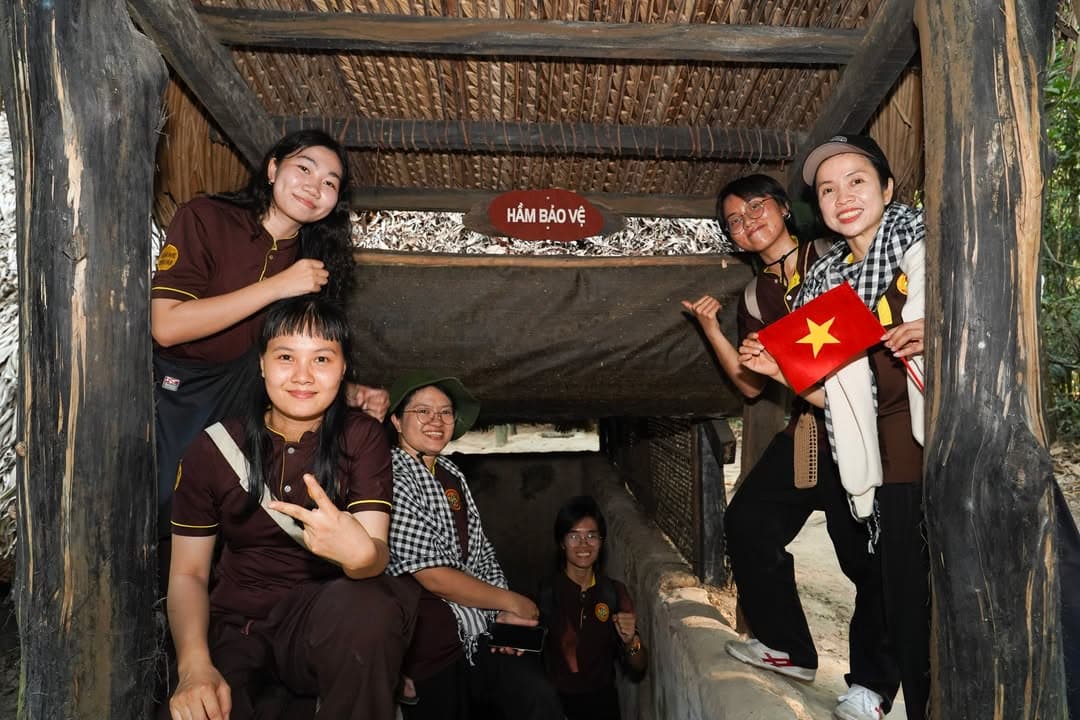 HÀNH TRÌNH VỀ NGUỒN: VIẾNG NGHĨA TRANG LIỆT SĨ VÀ THAM QUAN ĐỊA ĐẠO CỦ CHI (19/04/2026) — hình 59