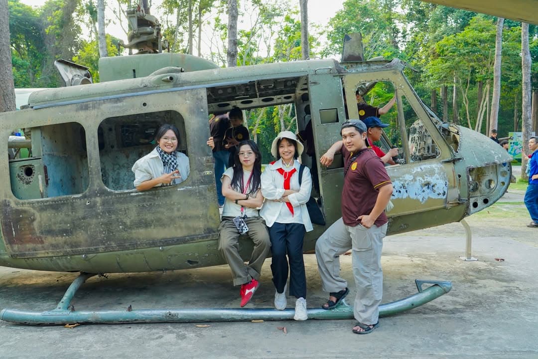 HÀNH TRÌNH VỀ NGUỒN: VIẾNG NGHĨA TRANG LIỆT SĨ VÀ THAM QUAN ĐỊA ĐẠO CỦ CHI (19/04/2026) — hình 61
