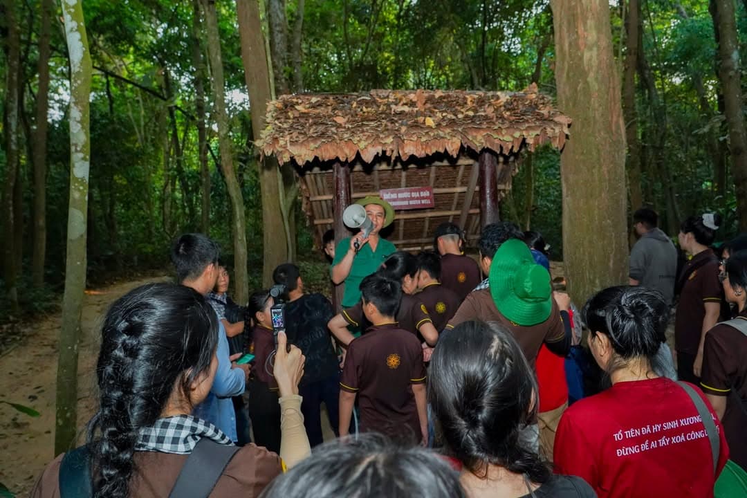 HÀNH TRÌNH VỀ NGUỒN: VIẾNG NGHĨA TRANG LIỆT SĨ VÀ THAM QUAN ĐỊA ĐẠO CỦ CHI (19/04/2026) — hình 65