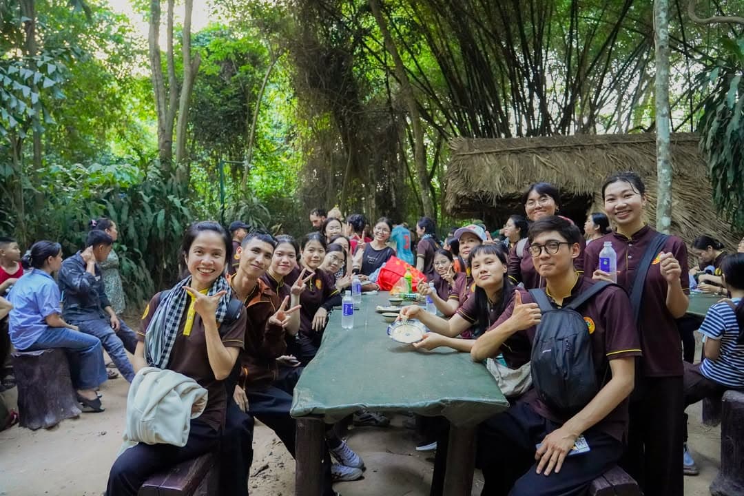 HÀNH TRÌNH VỀ NGUỒN: VIẾNG NGHĨA TRANG LIỆT SĨ VÀ THAM QUAN ĐỊA ĐẠO CỦ CHI (19/04/2026) — hình 76