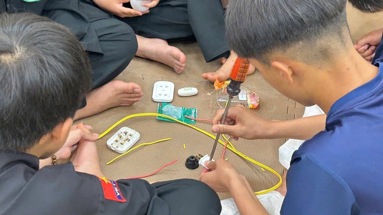 BUỔI HỌC “AN TOÀN ĐIỆN” – VỪA HỌC VỪA VUI CỦA CÁC VÕ SINH LỚP VÕ CHÙA HUỆ LÂM - ĐÀ LẠT