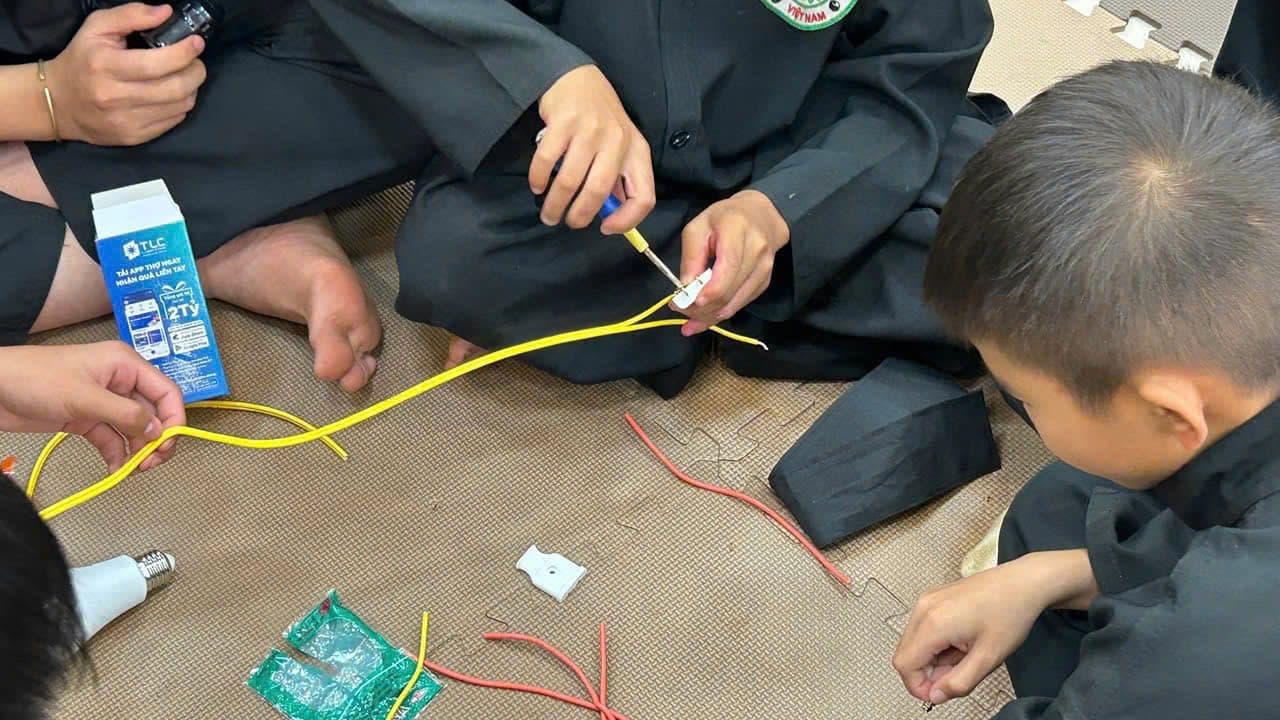 BUỔI HỌC “AN TOÀN ĐIỆN” – VỪA HỌC VỪA VUI CỦA CÁC VÕ SINH LỚP VÕ CHÙA HUỆ LÂM - ĐÀ LẠT — hình 3