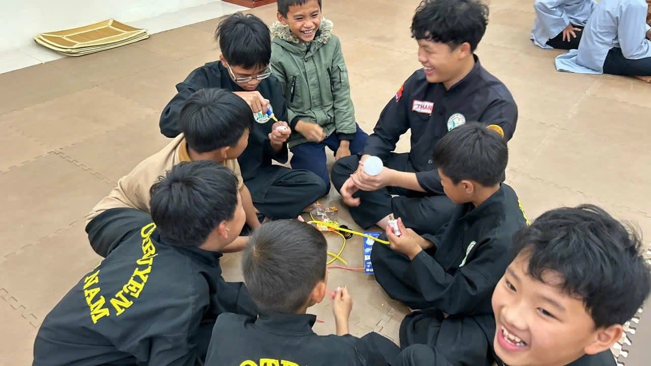 BUỔI HỌC “AN TOÀN ĐIỆN” – VỪA HỌC VỪA VUI CỦA CÁC VÕ SINH LỚP VÕ CHÙA HUỆ LÂM - ĐÀ LẠT — hình 4