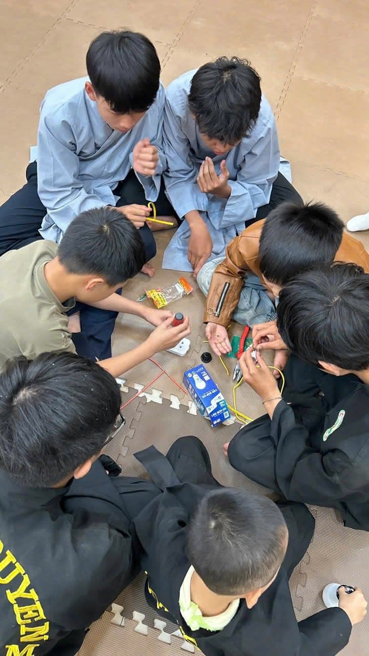BUỔI HỌC “AN TOÀN ĐIỆN” – VỪA HỌC VỪA VUI CỦA CÁC VÕ SINH LỚP VÕ CHÙA HUỆ LÂM - ĐÀ LẠT — hình 7