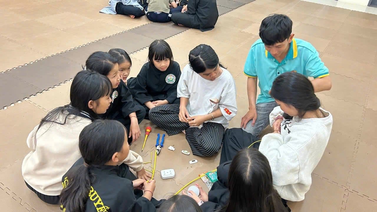 BUỔI HỌC “AN TOÀN ĐIỆN” – VỪA HỌC VỪA VUI CỦA CÁC VÕ SINH LỚP VÕ CHÙA HUỆ LÂM - ĐÀ LẠT — hình 9