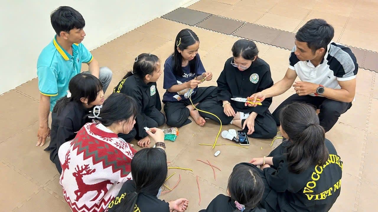 BUỔI HỌC “AN TOÀN ĐIỆN” – VỪA HỌC VỪA VUI CỦA CÁC VÕ SINH LỚP VÕ CHÙA HUỆ LÂM - ĐÀ LẠT — hình 10
