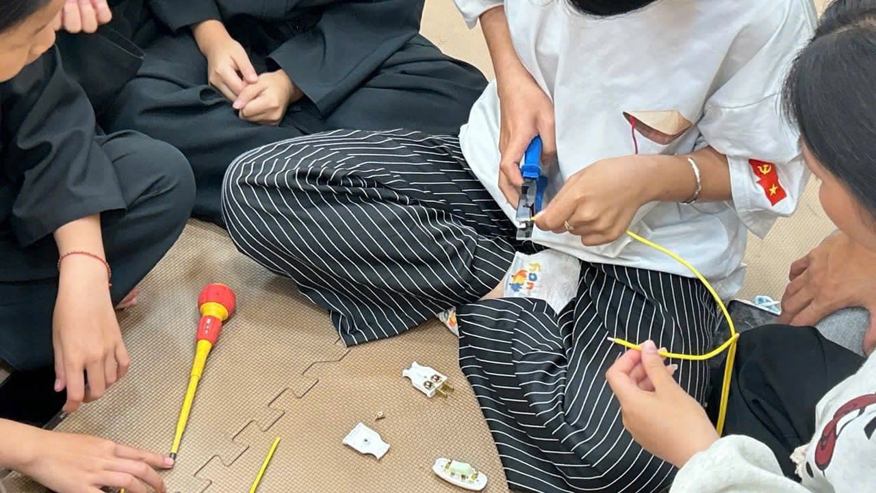 BUỔI HỌC “AN TOÀN ĐIỆN” – VỪA HỌC VỪA VUI CỦA CÁC VÕ SINH LỚP VÕ CHÙA HUỆ LÂM - ĐÀ LẠT — hình 11