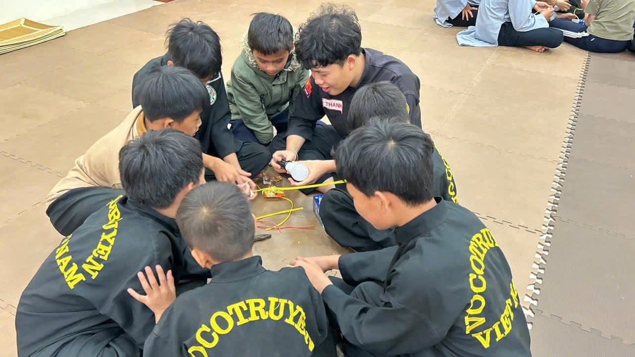 BUỔI HỌC “AN TOÀN ĐIỆN” – VỪA HỌC VỪA VUI CỦA CÁC VÕ SINH LỚP VÕ CHÙA HUỆ LÂM - ĐÀ LẠT — hình 13