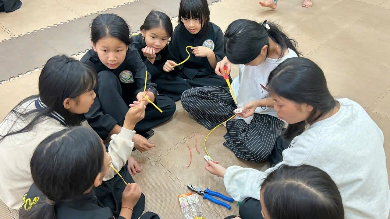 BUỔI HỌC “AN TOÀN ĐIỆN” – VỪA HỌC VỪA VUI CỦA CÁC VÕ SINH LỚP VÕ CHÙA HUỆ LÂM - ĐÀ LẠT — hình 14