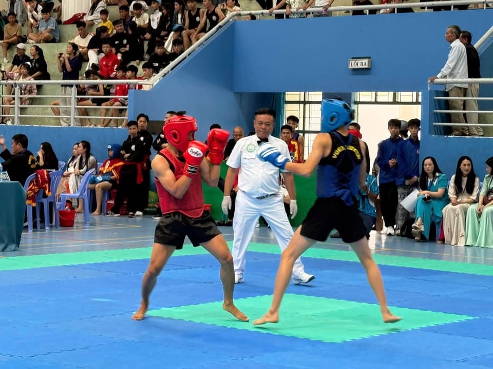 Một số hình ảnh thi đấu đối kháng Võ cổ truyền của các VĐV trong Giải thể thao học sinh… — hình 4