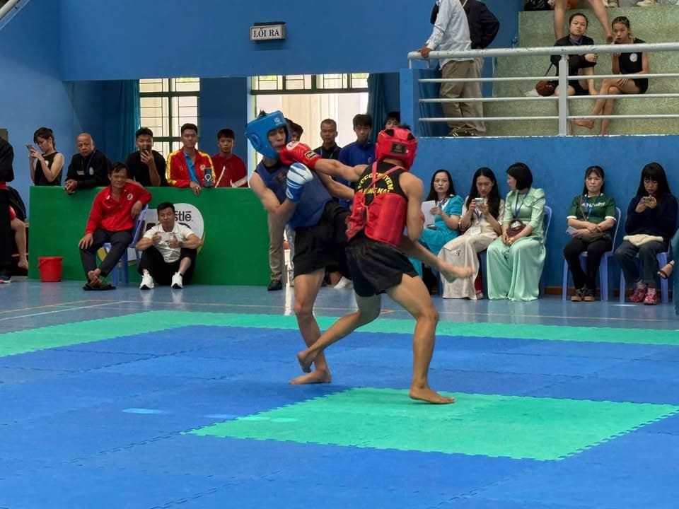 Một số hình ảnh thi đấu đối kháng Võ cổ truyền của các VĐV trong Giải thể thao học sinh… — hình 5
