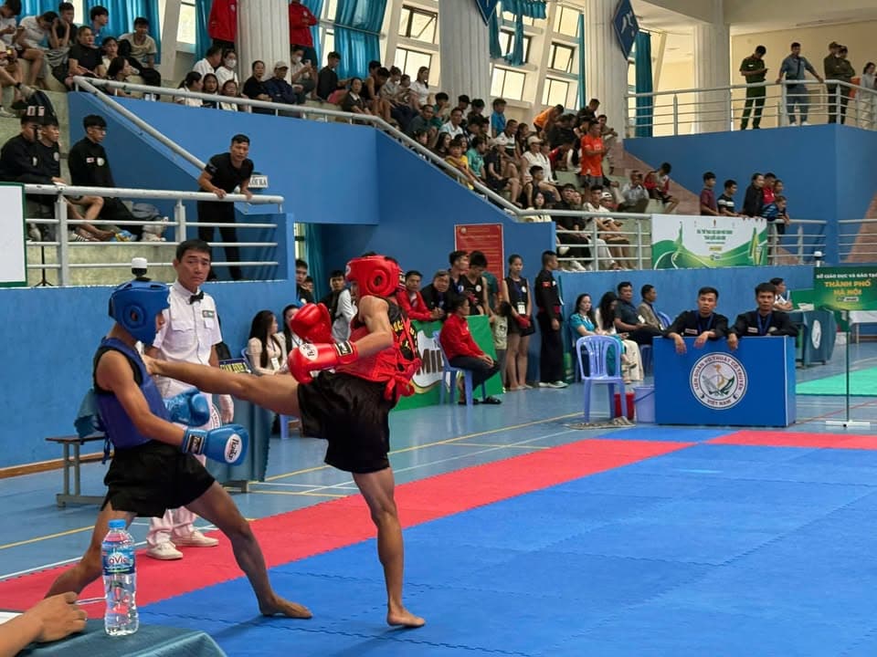 Một số hình ảnh thi đấu đối kháng Võ cổ truyền của các VĐV trong Giải thể thao học sinh… — hình 8