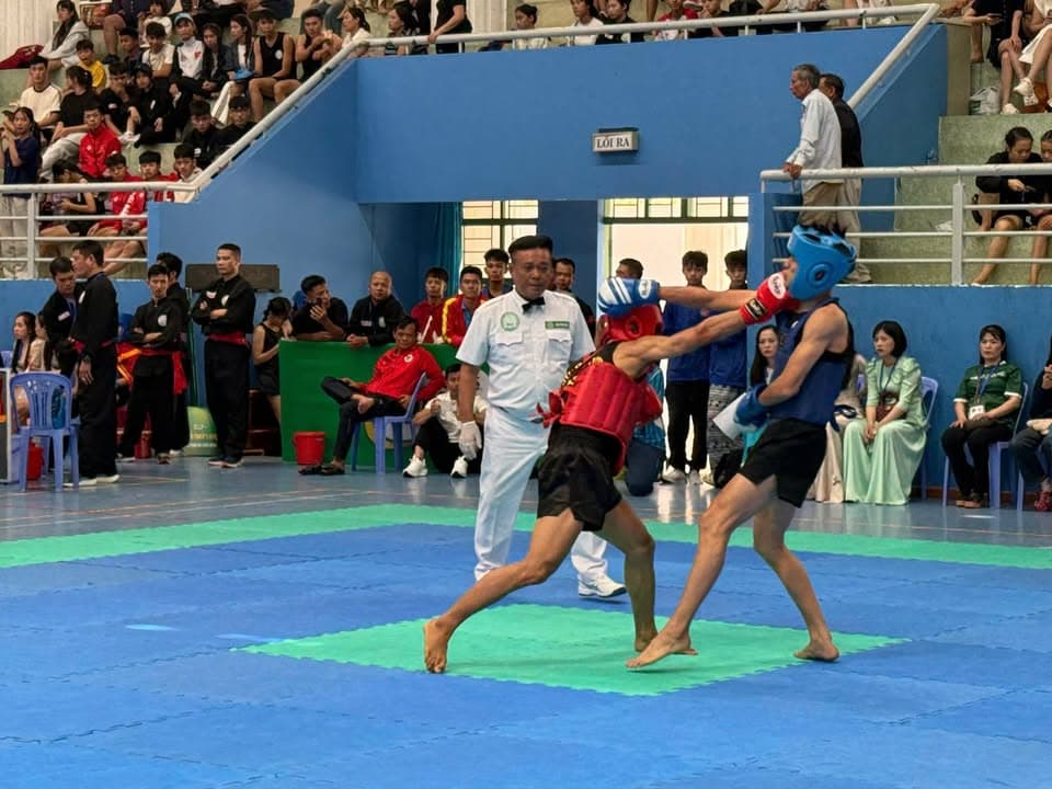 Một số hình ảnh thi đấu đối kháng Võ cổ truyền của các VĐV trong Giải thể thao học sinh… — hình 9
