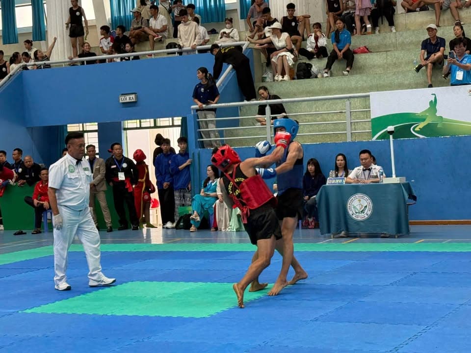 Một số hình ảnh thi đấu đối kháng Võ cổ truyền của các VĐV trong Giải thể thao học sinh… — hình 12