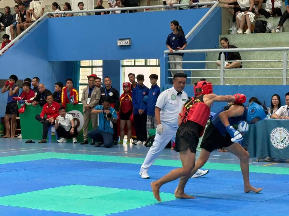 Một số hình ảnh thi đấu đối kháng Võ cổ truyền của các VĐV trong Giải thể thao học sinh… — hình 17