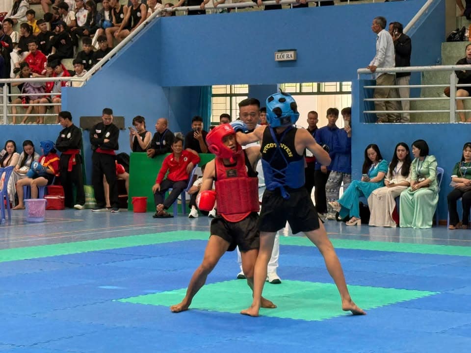 Một số hình ảnh thi đấu đối kháng Võ cổ truyền của các VĐV trong Giải thể thao học sinh… — hình 19