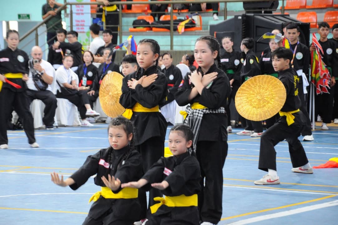 HÌNH ẢNH CÁC VÕ SINH, MÔN SINH PHẬT QUANG QUYỀN TẠI LIÊN HOAN VÕ VIỆT ĐẤT PHƯƠNG NAM NĂ… — hình 40