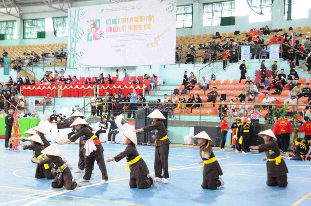 HÌNH ẢNH CÁC VÕ SINH, MÔN SINH PHẬT QUANG QUYỀN TẠI LIÊN HOAN VÕ VIỆT ĐẤT PHƯƠNG NAM NĂ… — hình 48