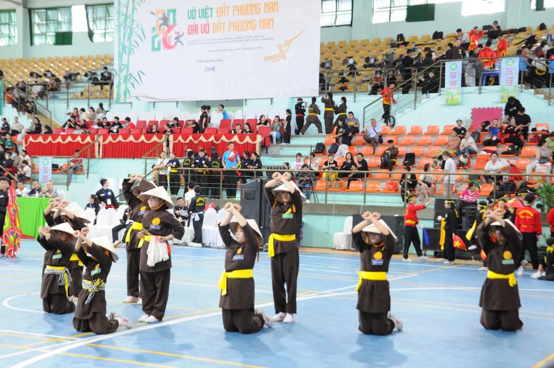 HÌNH ẢNH CÁC VÕ SINH, MÔN SINH PHẬT QUANG QUYỀN TẠI LIÊN HOAN VÕ VIỆT ĐẤT PHƯƠNG NAM NĂ… — hình 58