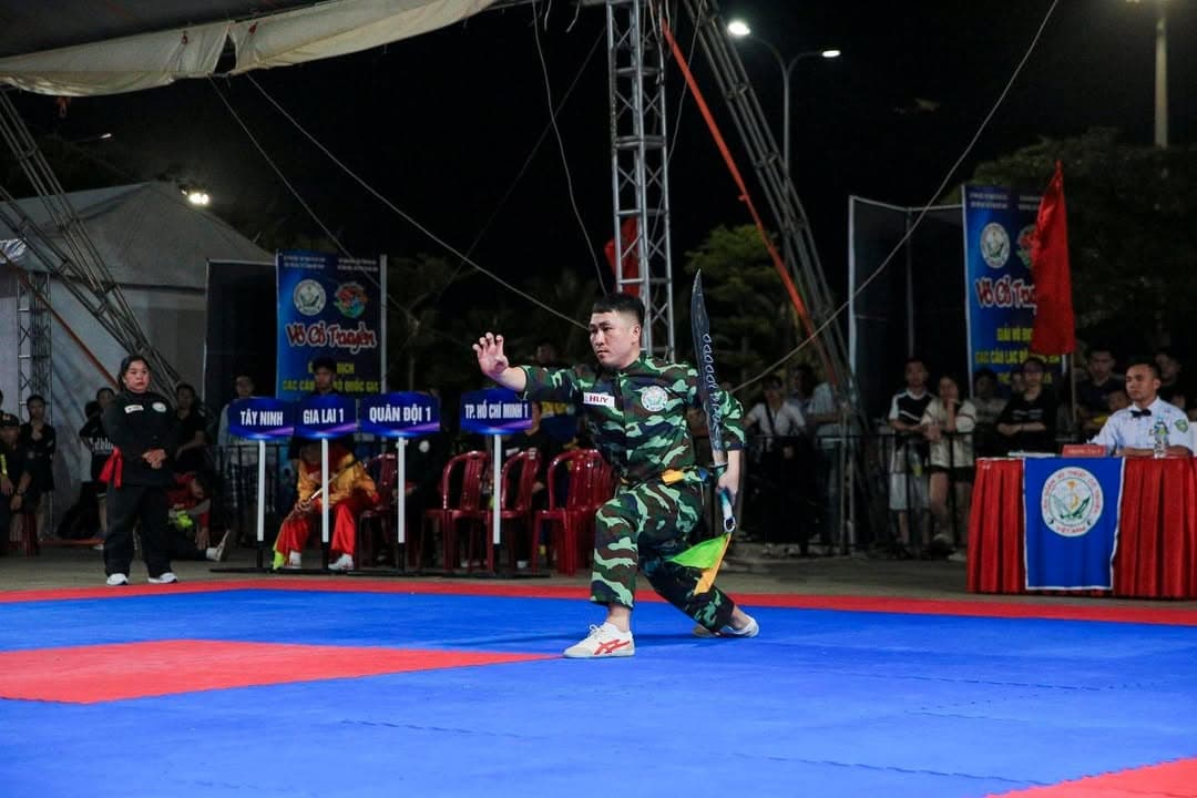 KHOẢNH KHẮC THI ĐẤU TẠI ĐÊM CHUNG KẾT CÁC NỘI DUNG QUYỀN THUẬT - GIẢI VÔ ĐỊCH VOCOTRUYE… — hình 6