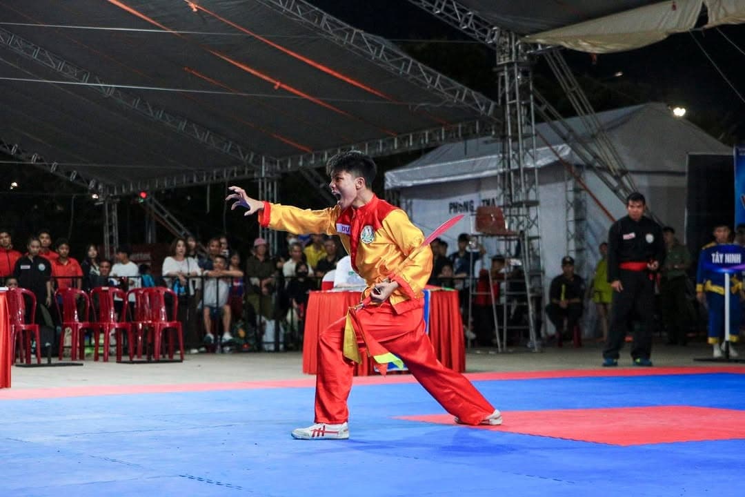 KHOẢNH KHẮC THI ĐẤU TẠI ĐÊM CHUNG KẾT CÁC NỘI DUNG QUYỀN THUẬT - GIẢI VÔ ĐỊCH VOCOTRUYE… — hình 49