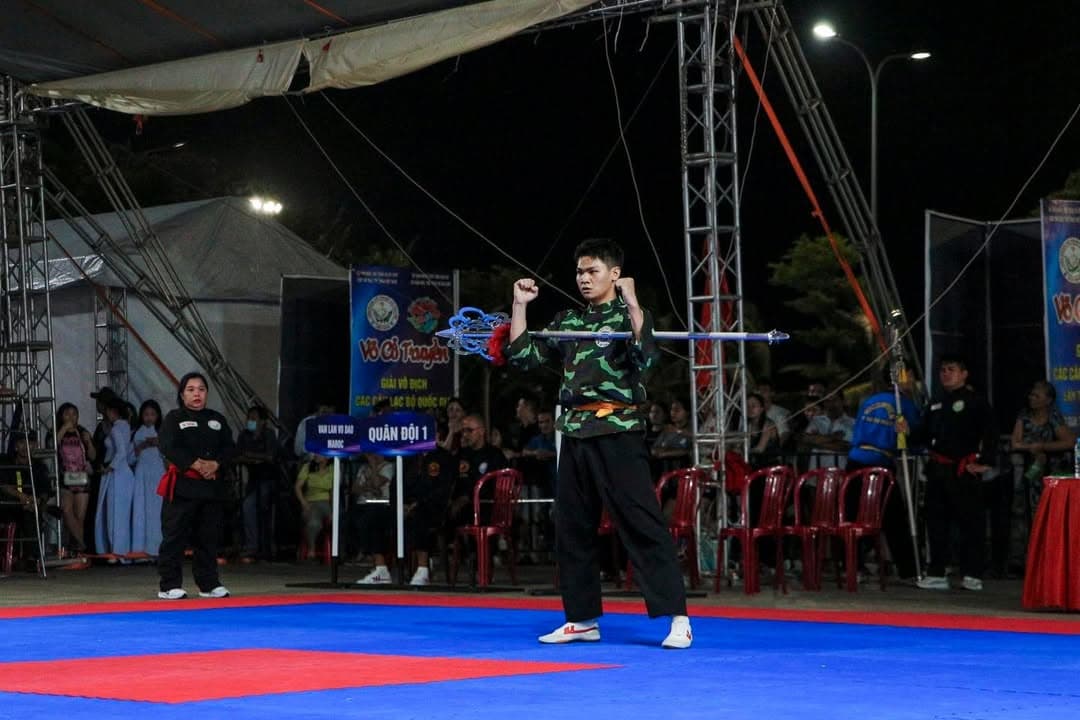 KHOẢNH KHẮC THI ĐẤU TẠI ĐÊM CHUNG KẾT CÁC NỘI DUNG QUYỀN THUẬT - GIẢI VÔ ĐỊCH VOCOTRUYE… — hình 54