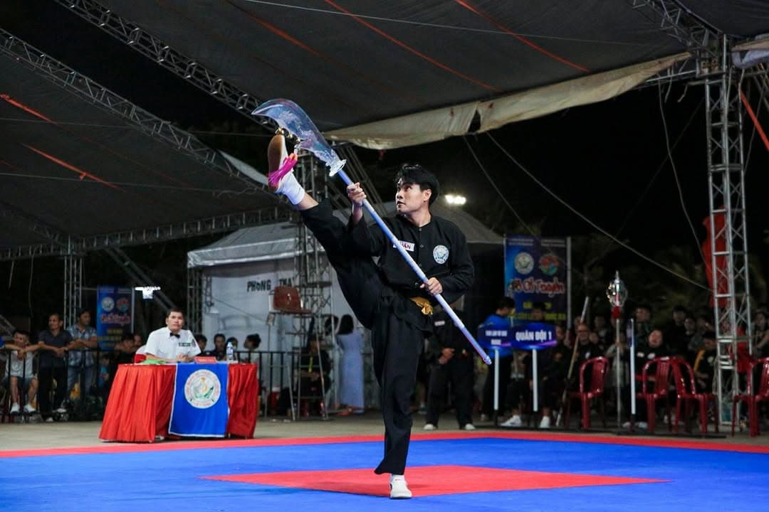 KHOẢNH KHẮC THI ĐẤU TẠI ĐÊM CHUNG KẾT CÁC NỘI DUNG QUYỀN THUẬT - GIẢI VÔ ĐỊCH VOCOTRUYE… — hình 57