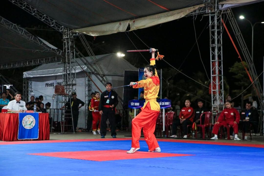 KHOẢNH KHẮC THI ĐẤU TẠI ĐÊM CHUNG KẾT CÁC NỘI DUNG QUYỀN THUẬT - GIẢI VÔ ĐỊCH VOCOTRUYE… — hình 69