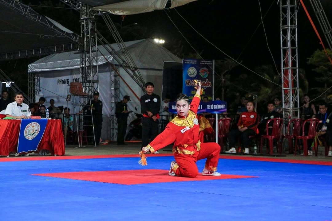 KHOẢNH KHẮC THI ĐẤU TẠI ĐÊM CHUNG KẾT CÁC NỘI DUNG QUYỀN THUẬT - GIẢI VÔ ĐỊCH VOCOTRUYE… — hình 85