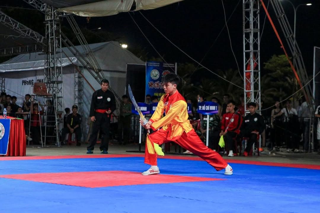 KHOẢNH KHẮC THI ĐẤU TẠI ĐÊM CHUNG KẾT CÁC NỘI DUNG QUYỀN THUẬT - GIẢI VÔ ĐỊCH VOCOTRUYE… — hình 86