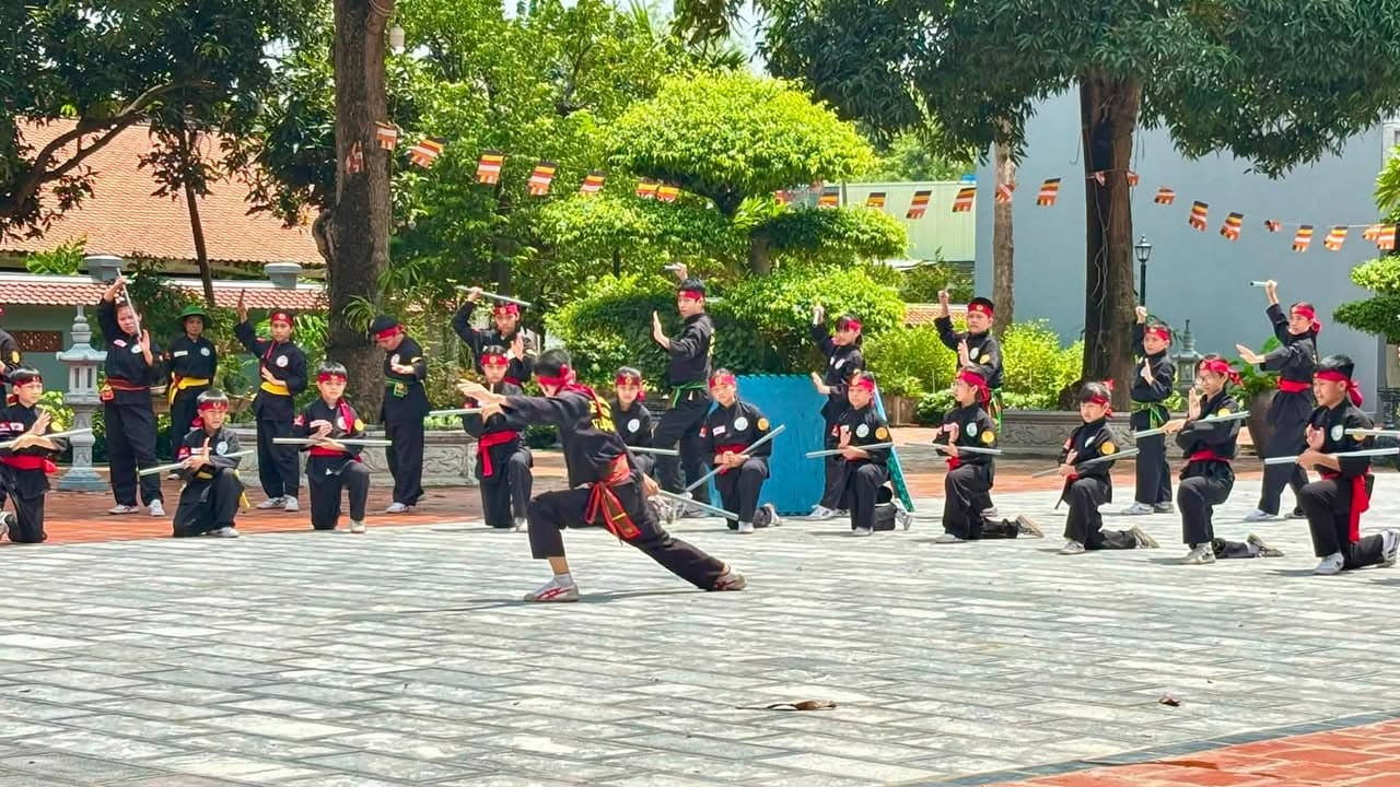 Giữa cái nắng của bầu trời thủ đô, võ sinh Võ đường Thắng Quang miệt mài tập luyện để c… — hình 3