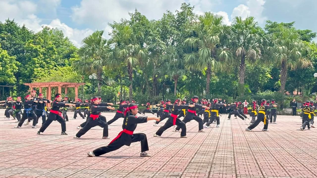 Giữa cái nắng của bầu trời thủ đô, võ sinh Võ đường Thắng Quang miệt mài tập luyện để c… — hình 4