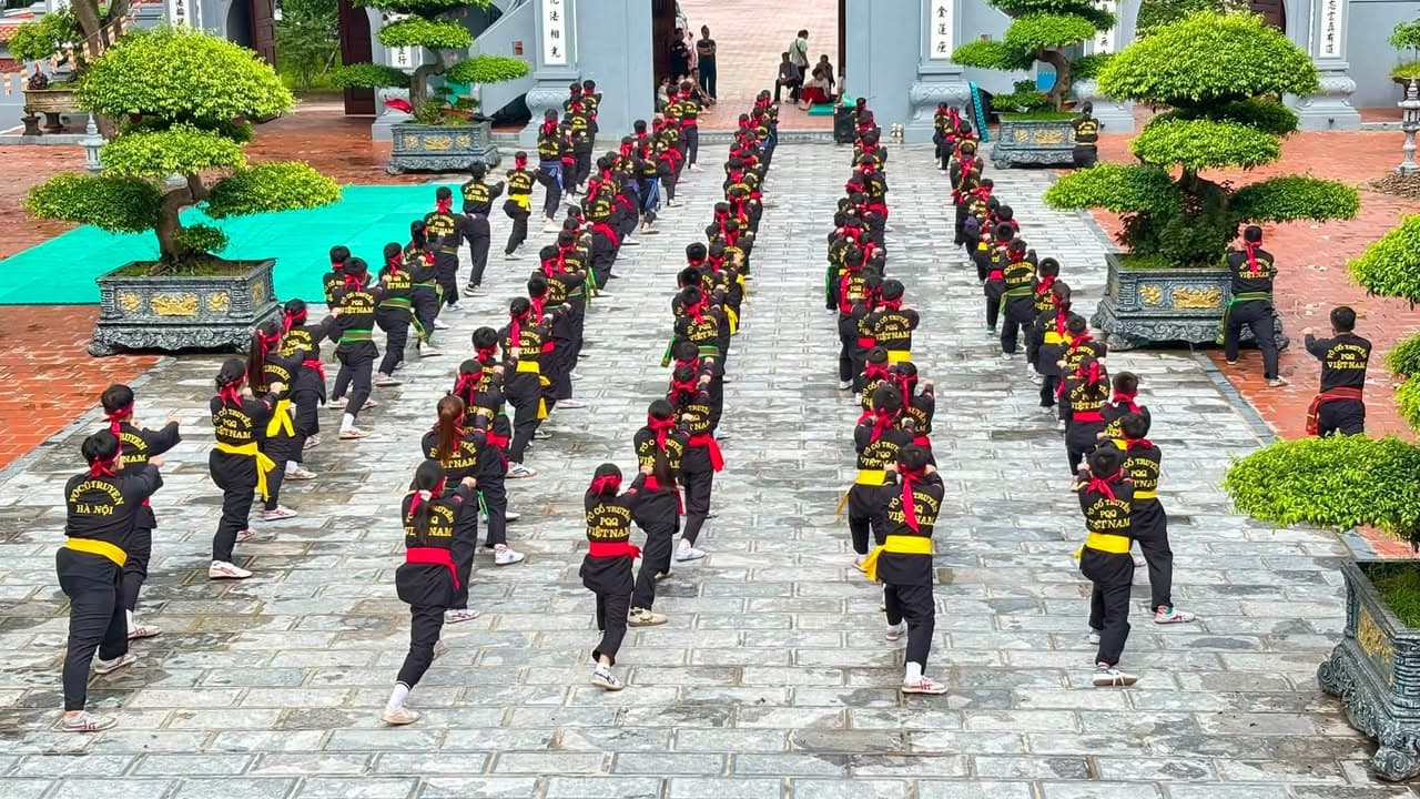 Giữa cái nắng của bầu trời thủ đô, võ sinh Võ đường Thắng Quang miệt mài tập luyện để c… — hình 5