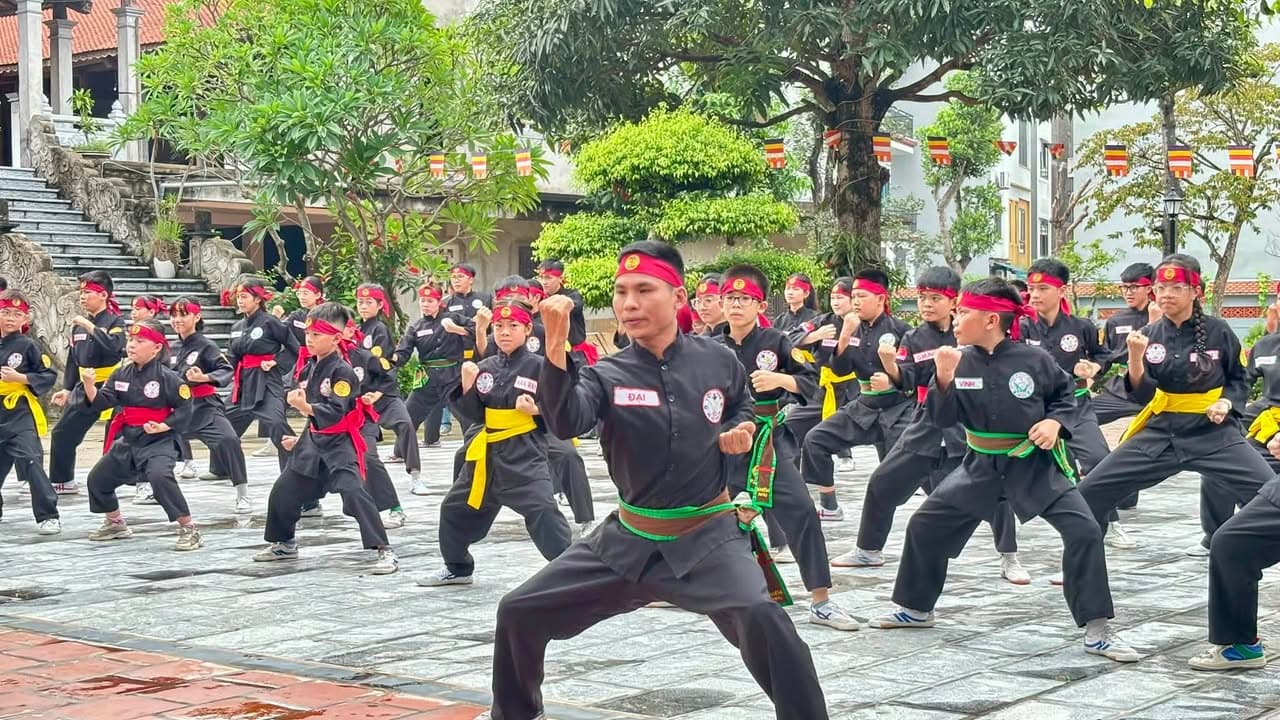 Giữa cái nắng của bầu trời thủ đô, võ sinh Võ đường Thắng Quang miệt mài tập luyện để c… — hình 6
