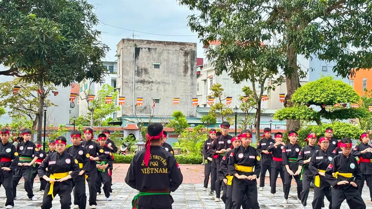 Giữa cái nắng của bầu trời thủ đô, võ sinh Võ đường Thắng Quang miệt mài tập luyện để c… — hình 7
