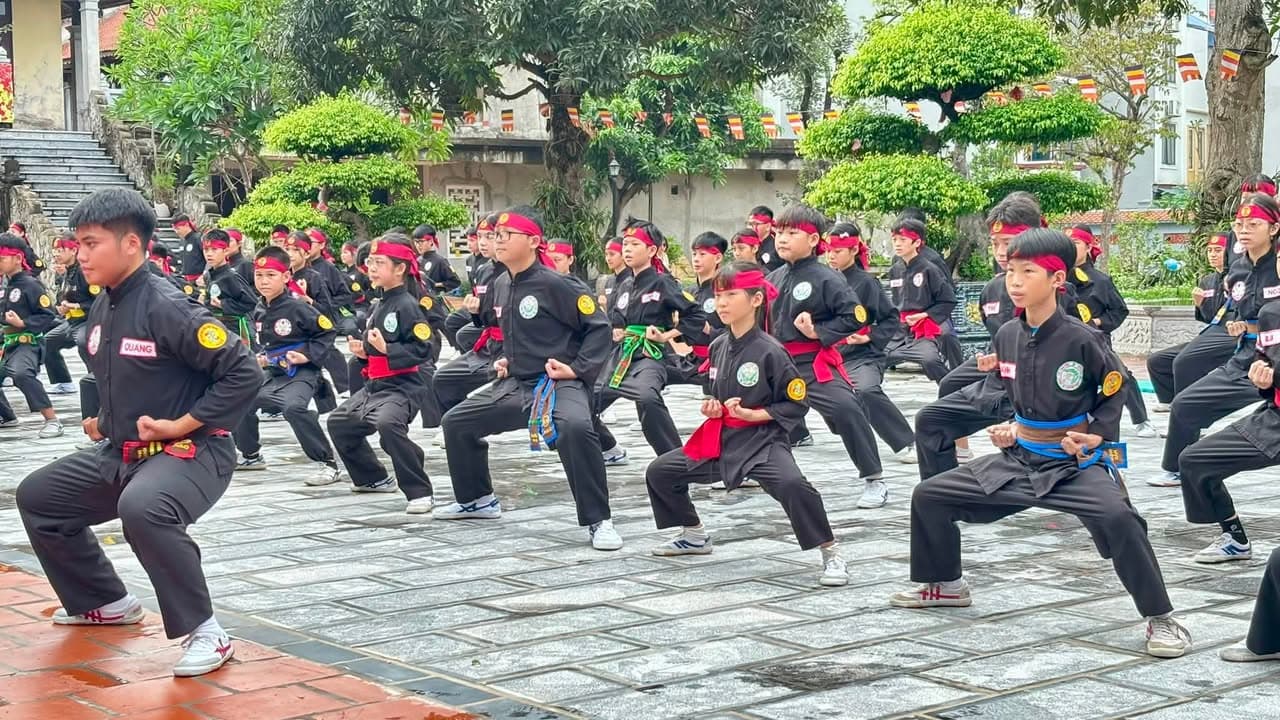 Giữa cái nắng của bầu trời thủ đô, võ sinh Võ đường Thắng Quang miệt mài tập luyện để c… — hình 8