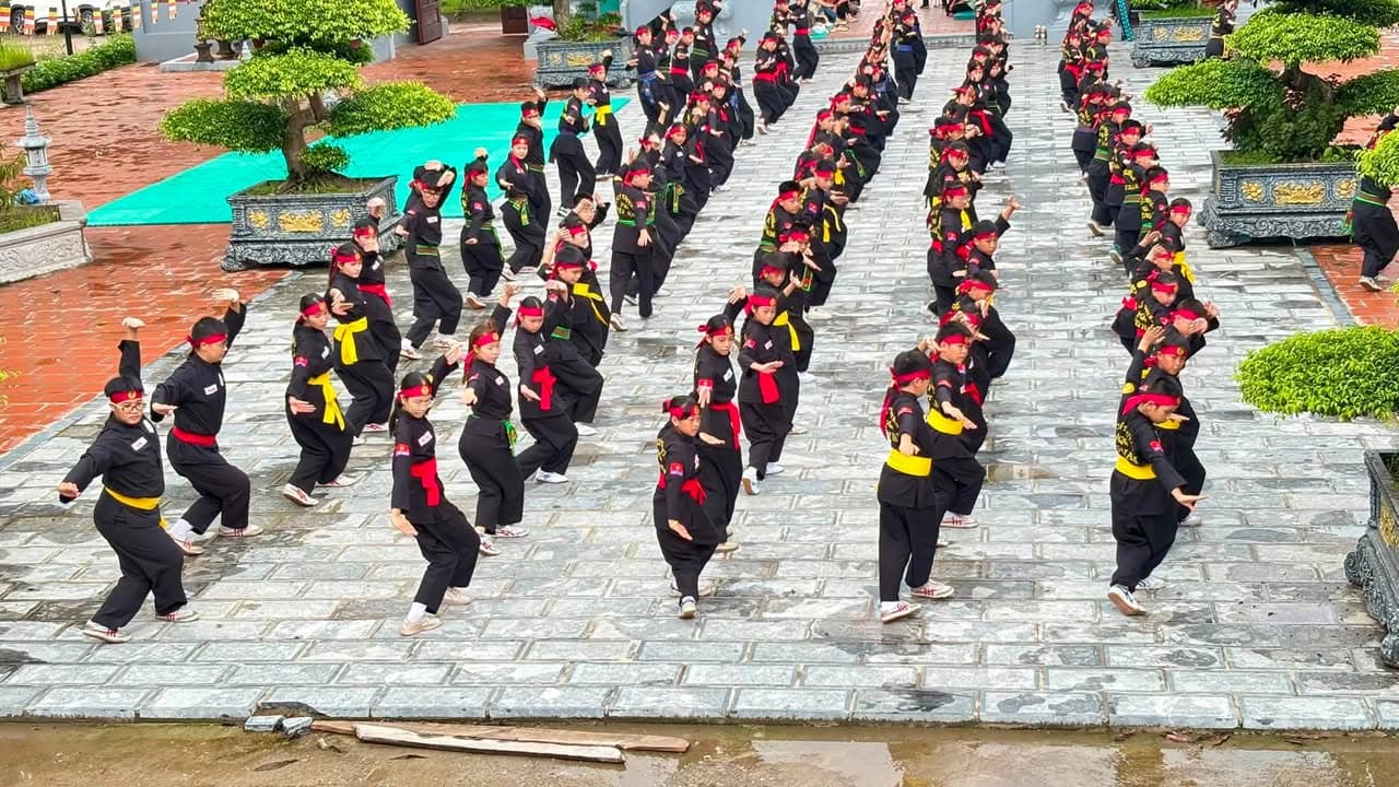 Giữa cái nắng của bầu trời thủ đô, võ sinh Võ đường Thắng Quang miệt mài tập luyện để c… — hình 9